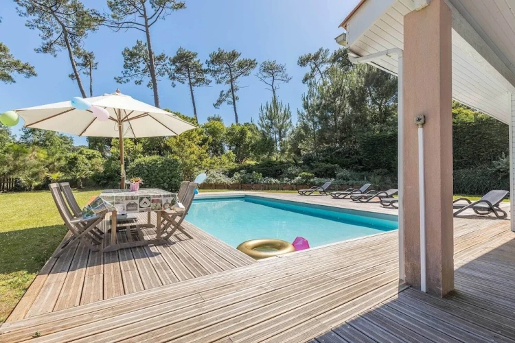 5 Bedrooms Villa