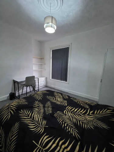 3 Bed Home Free Wifi & Netflix Central Location