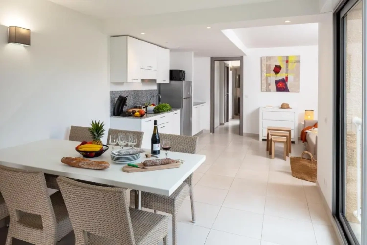 2 Bedrooms Apartment