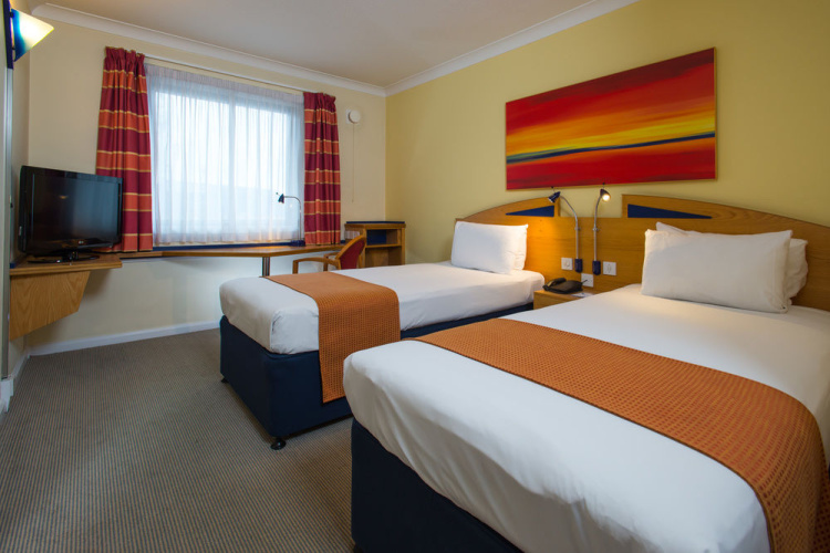 Holiday Inn Express London - Luton Airport photo 16