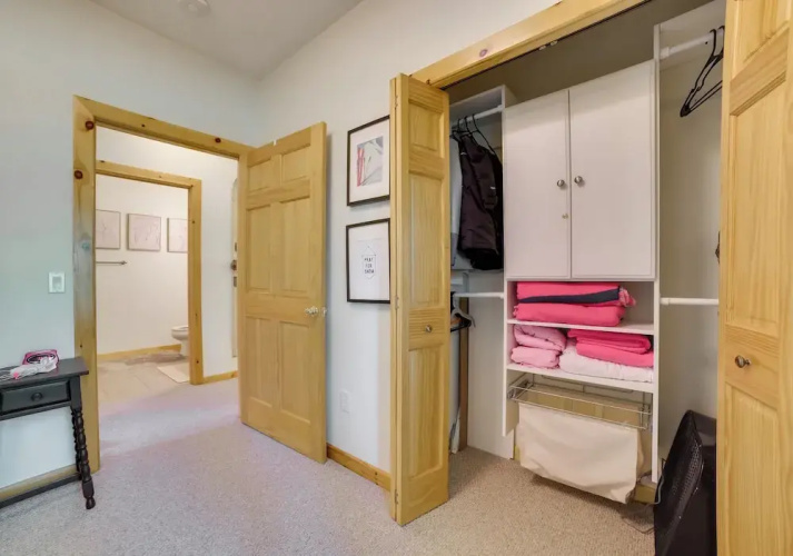Modern Bellaire Condo: Pool Access, Near Skiing!