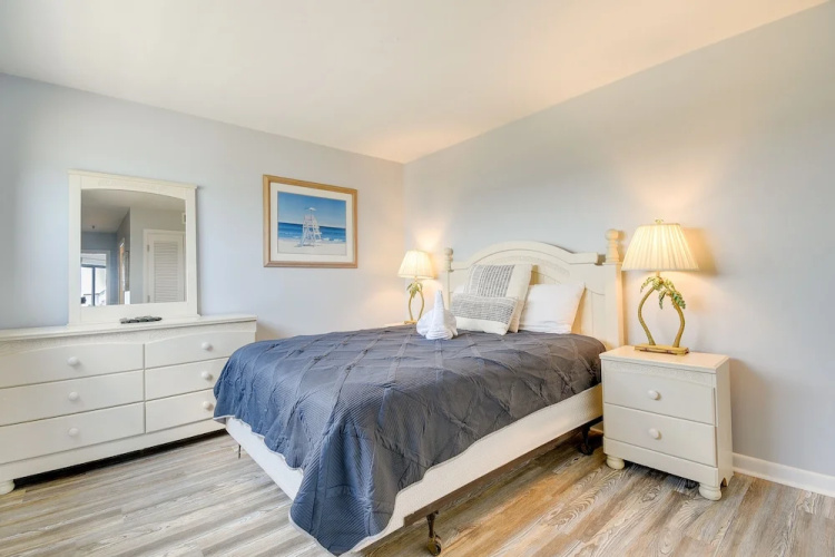 Beachfront Penthouse: Pools, Tennis Courts, Views!