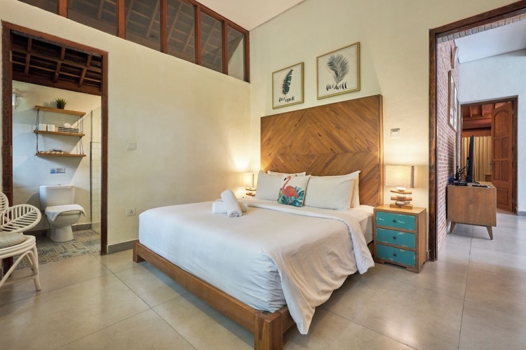 6 Bedrooms Family Villa beachfront