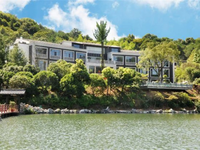 Lake Home Hotel