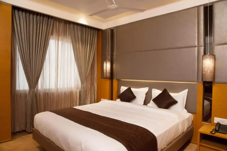 Sri Aadhish Grand Hotel