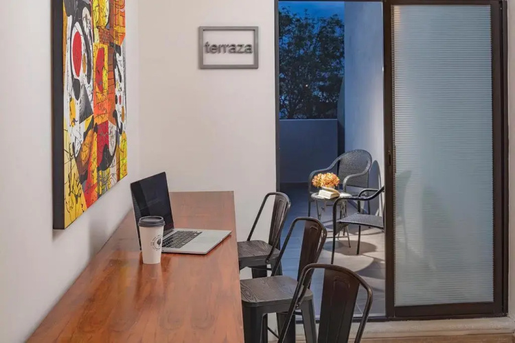 ROOM Hotel & Suites