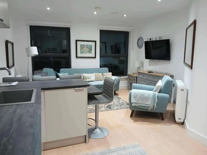 2 Bed-sleeps 5- Street Parking-3 Min to Beach