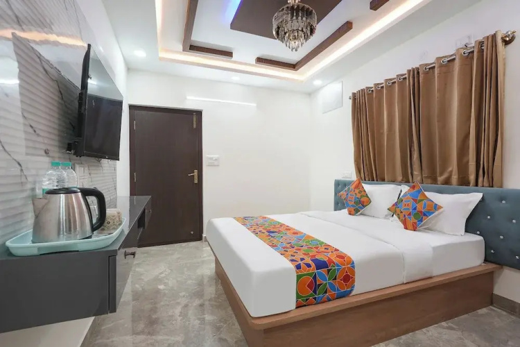 Fabhotel Royal Suites I