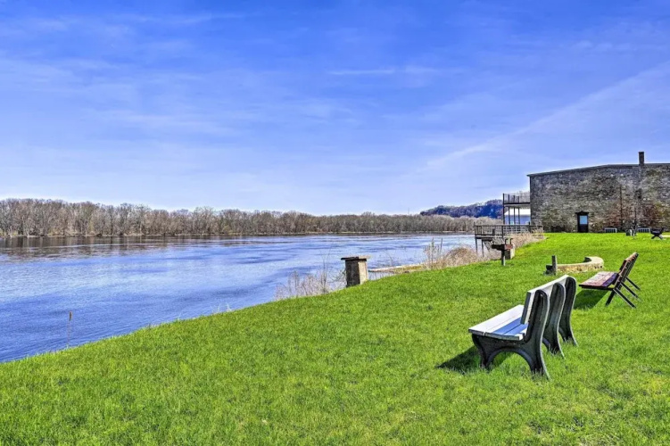 Walk to River: Unique Studio in Renovated Bar!