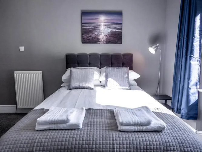 New Superhost Listing: Bright flat nr. University