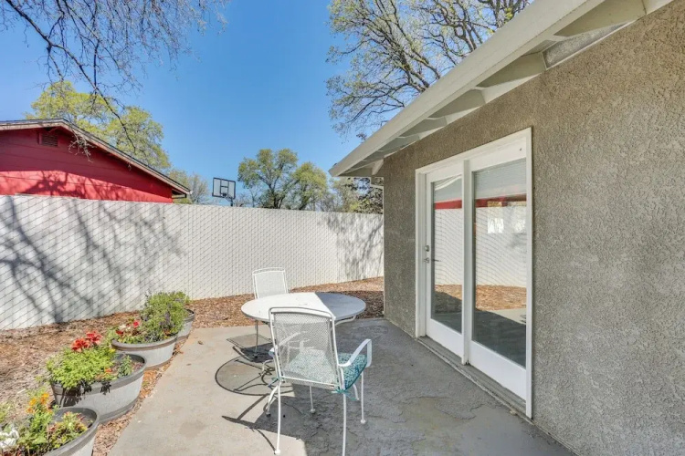 Quiet Redding Getaway ~ 7 Mi to Downtown!