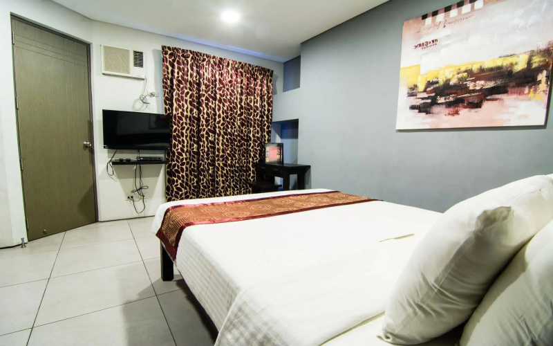 Jade Hotel & Suites