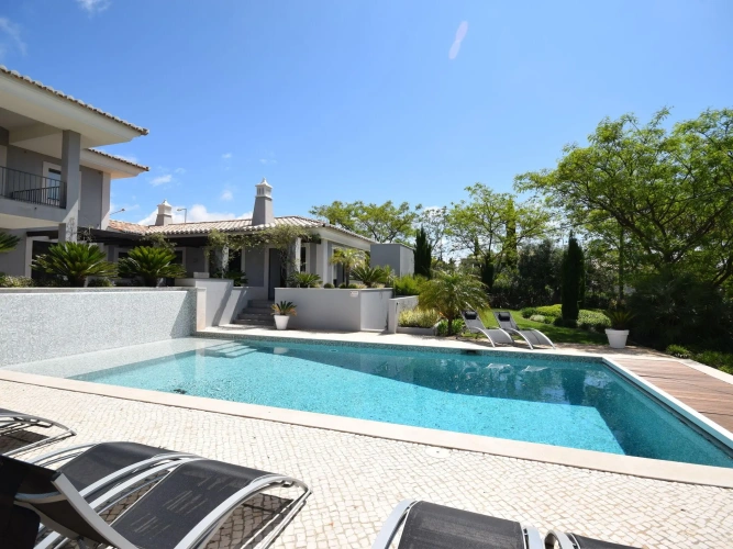 4 Bedrooms Luxury Villa