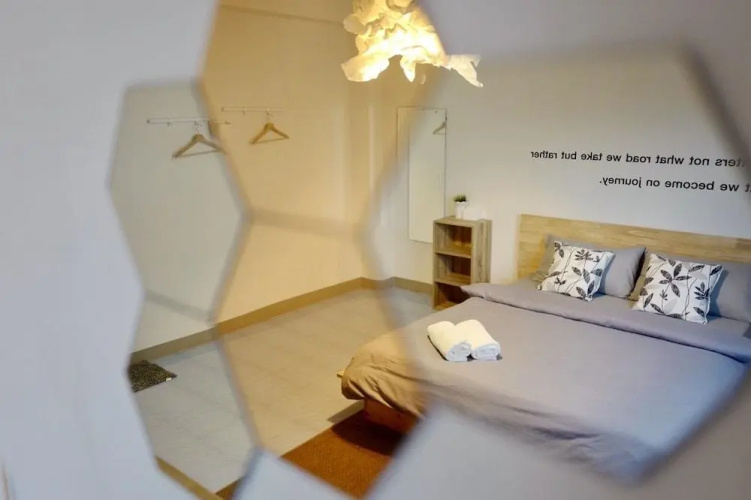 24 Poshtel Salaya