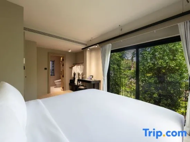 2 Bedrooms Suite with lake view