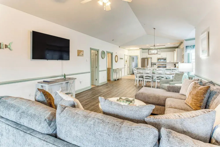 3 Mi to Myrtle Beach: Condo w/ Pool Access