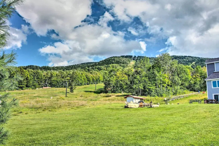 Cozy Condo w/ Magic Mountain Ski-in Access!