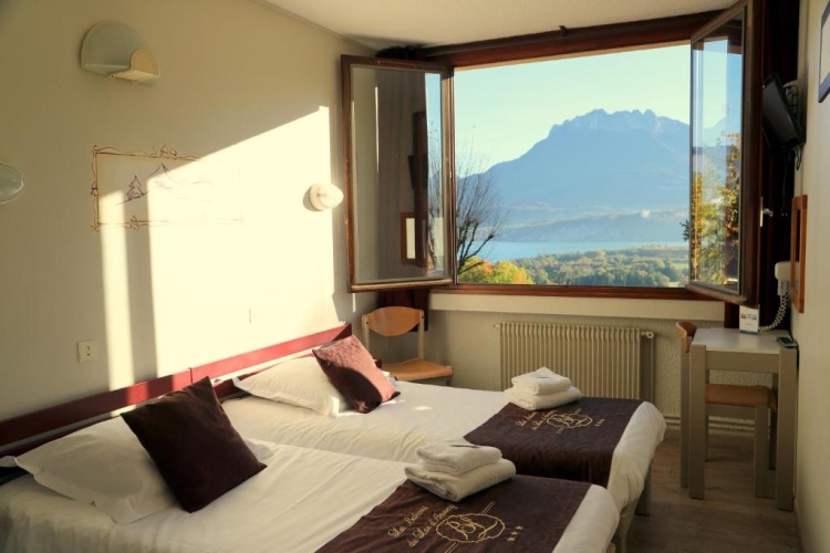 Standard Twin room with lake view