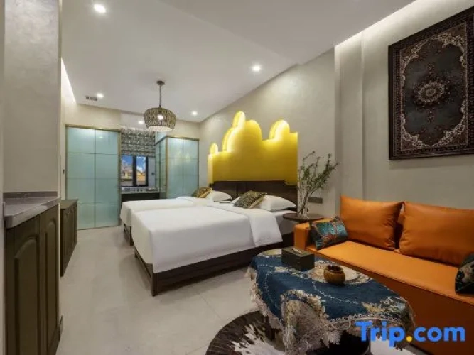 Standard Twin room with courtyard view