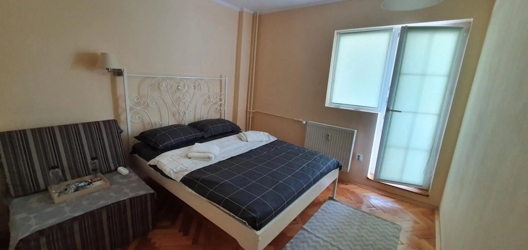 Between Parks - King Bed - Central - Football field