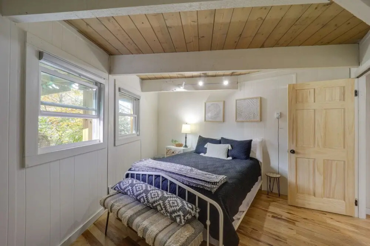Beech Mountain Cabin w/ Hot Tub: 1 Mi to Slopes!
