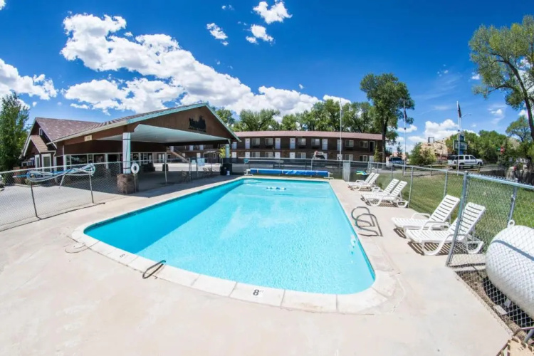 Stagecoach Inn & Suites