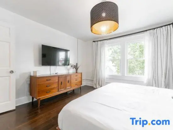 Spacious Duplex for 14 in Downtown
