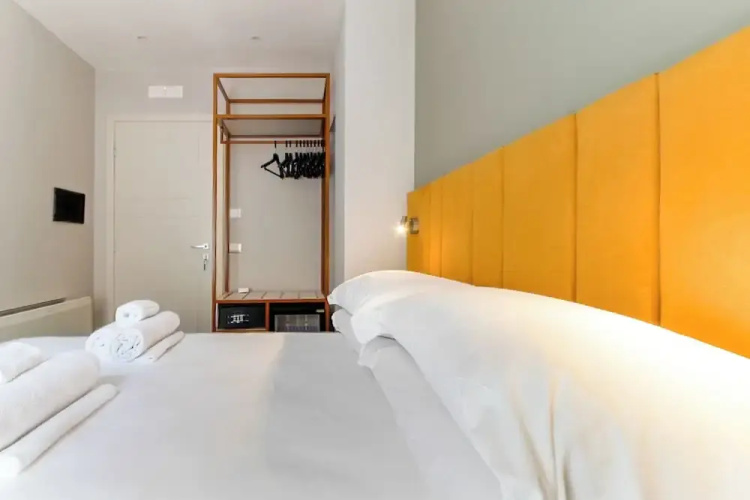 Velia Relais