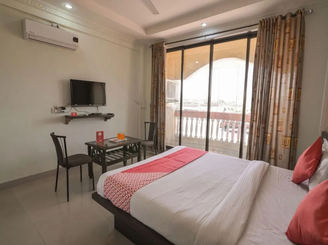 OYO 13151 Hotel Om Palace