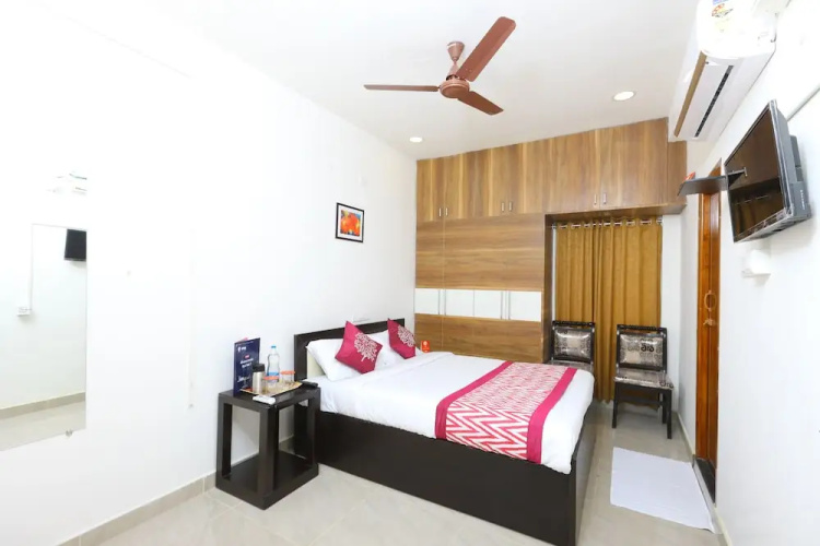 OYO 10701 Moukthi Apartment