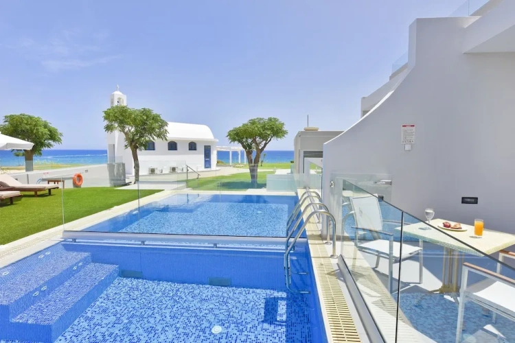 Grand Suite with balcony and with partial sea view