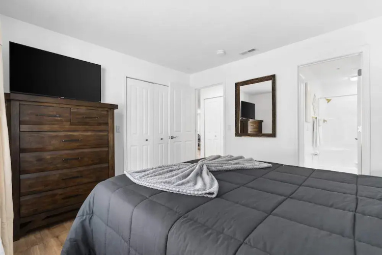 Lake Front Escape For 8!