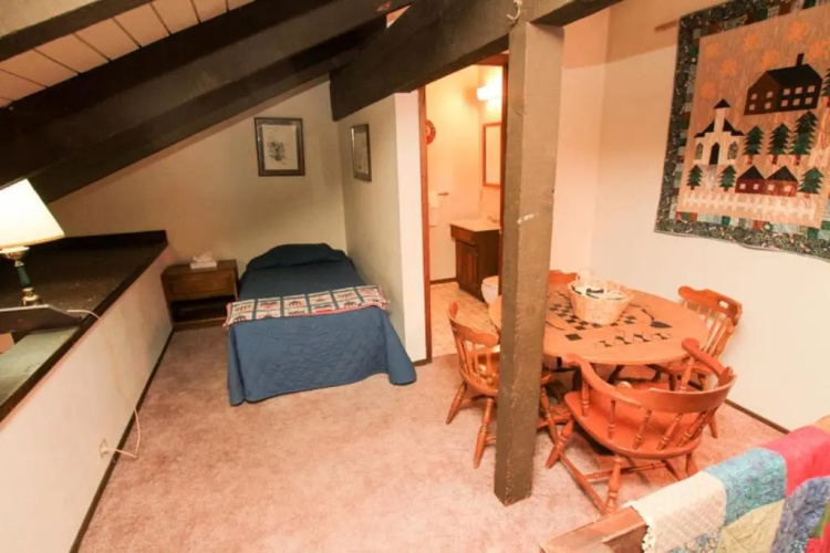 Discovery 4 #128, Loft