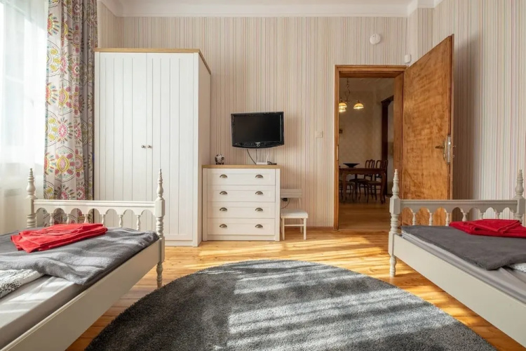 FM Deluxe 2-BDR Apartment - Artilcious