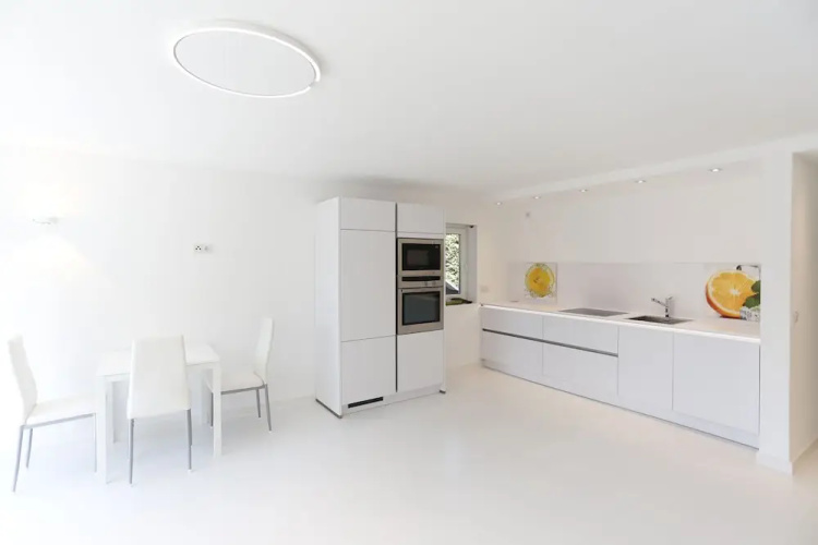the white design apartment