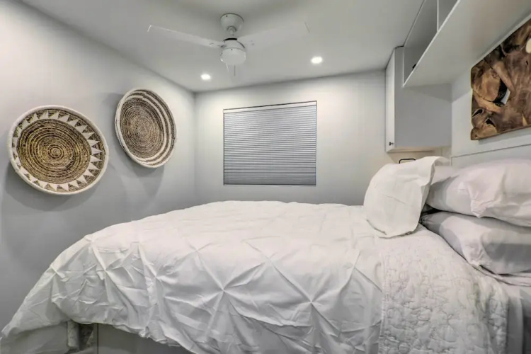 Aspen Condo w/ Mountain Views & Ski Access!