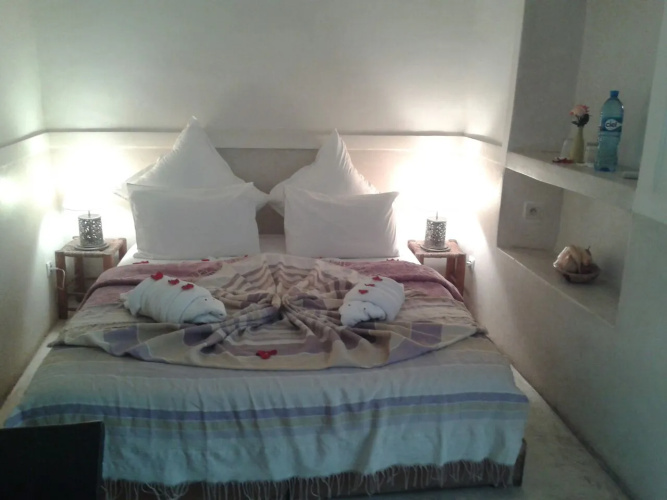 Riad White Flowers