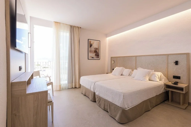 Standard Twin room with balcony