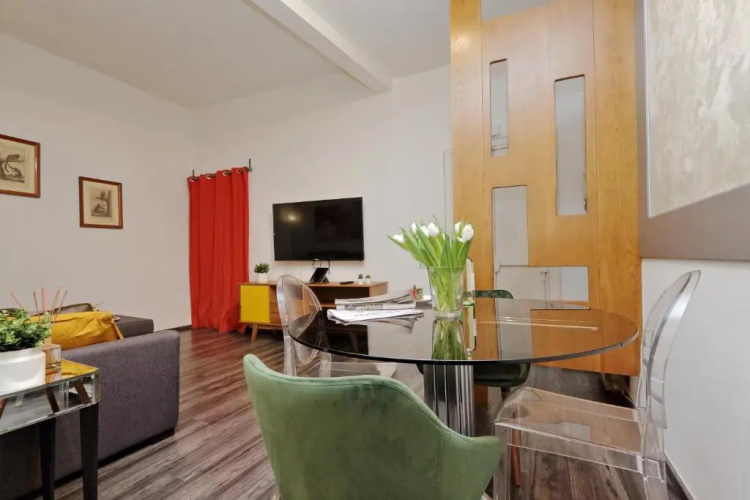 Urbana Apartment