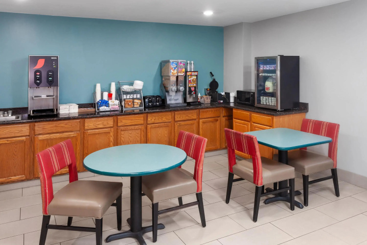 Super 8 by Wyndham McHenry/Fox Lake Area