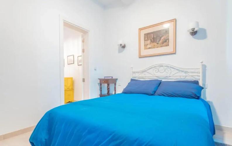 Blue Waves Apartment with Maltese Balcony