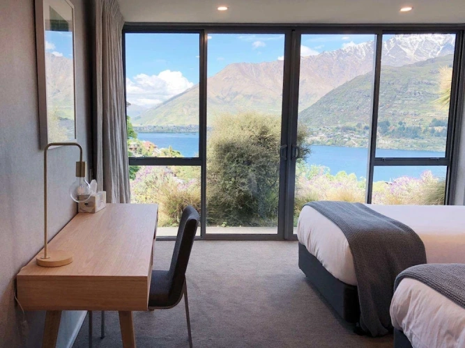 4 Bedrooms Luxury Cottage with lake view