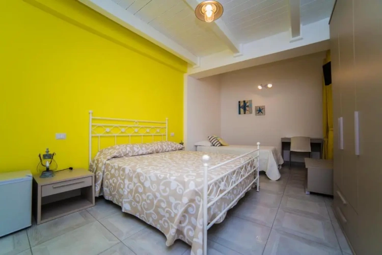 Standard Triple room
