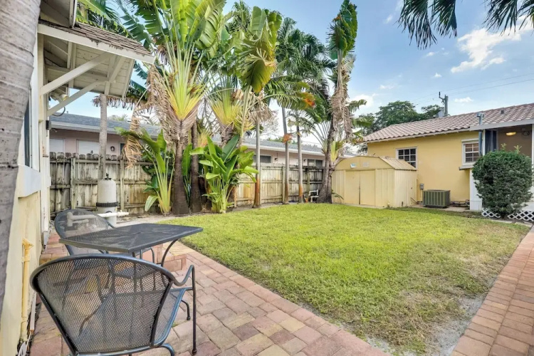 Shared Pool & Backyard: Small & Cozy Guest House