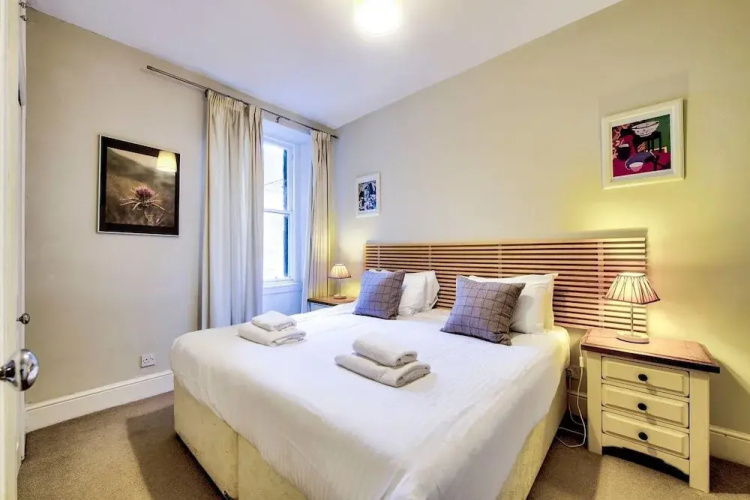 JOIVY Perfect Location! Charming Rose St Apt for Couples