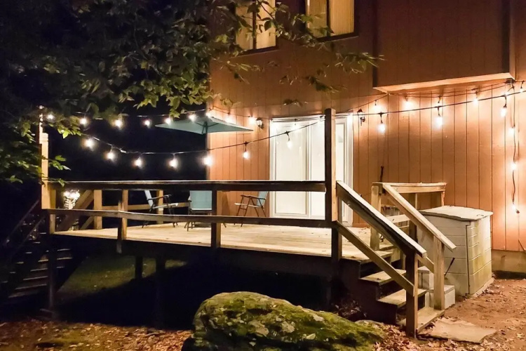 Poconos Cabin: Serene Deck, Fire Pit & Game Room