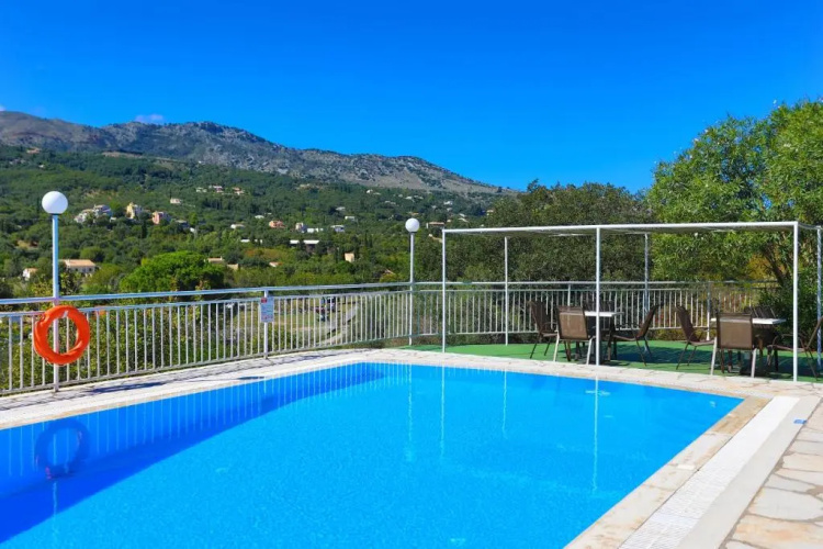 Cochelli Upper Pool Walk to beach AC WiFi