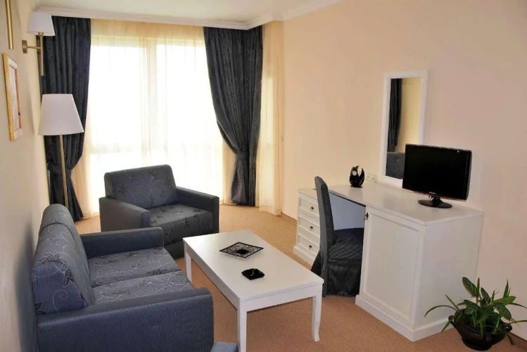 Suite with balcony and with city view