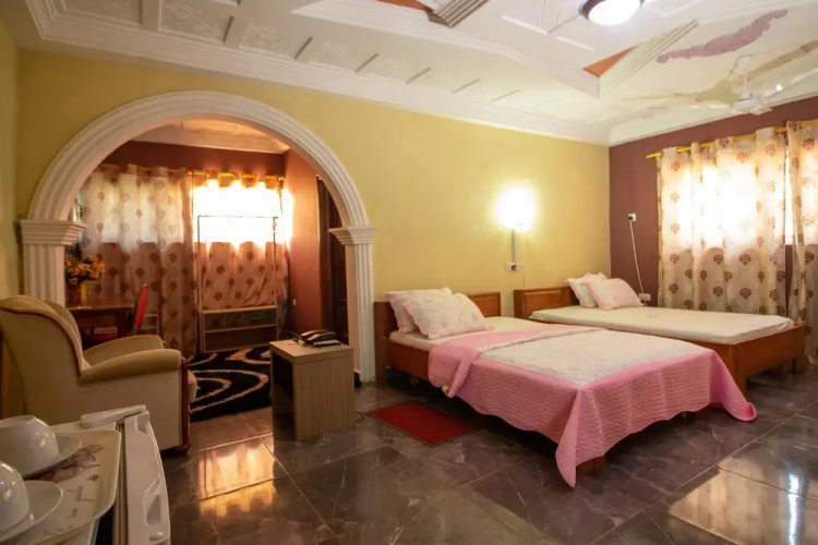 Glamossay Hotel