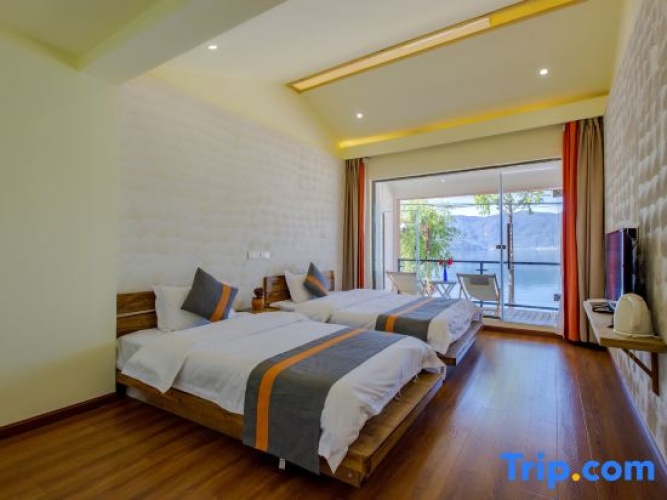 Standard Twin room with view
